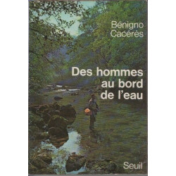 Des hommes au bord de l'eau