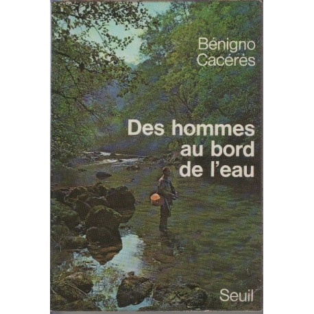 Des hommes au bord de l'eau