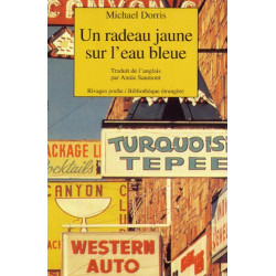 Un radeau jaune sur l'eau bleue