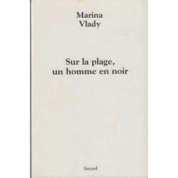 Sur la plage un homme en noir