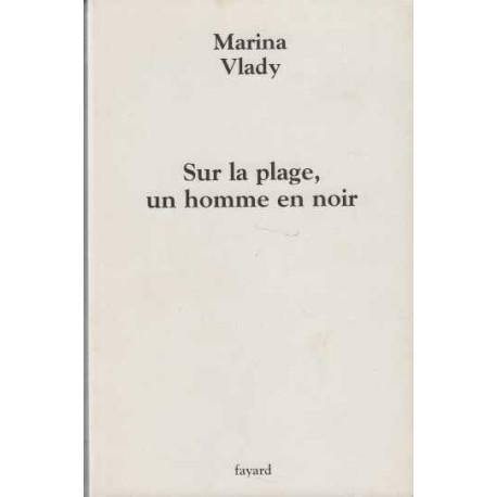 Sur la plage un homme en noir