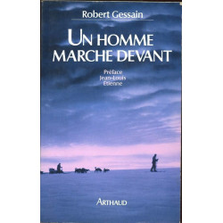 Un homme marche devant