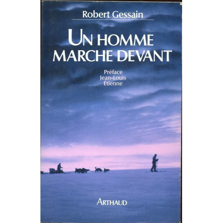 Un homme marche devant