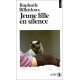Jeune fille en silence