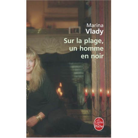 Sur la plage un homme en noir