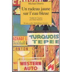 Un radeau jaune sur l'eau bleue