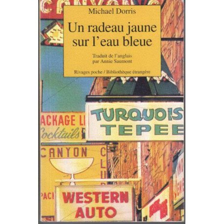 Un radeau jaune sur l'eau bleue